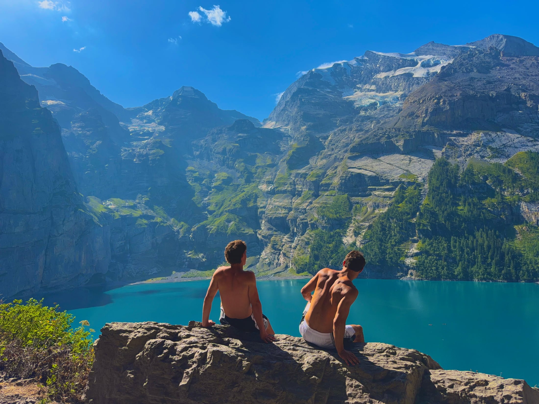 Deux fondateurs de Cocorio de dos, face à un lac de montagne